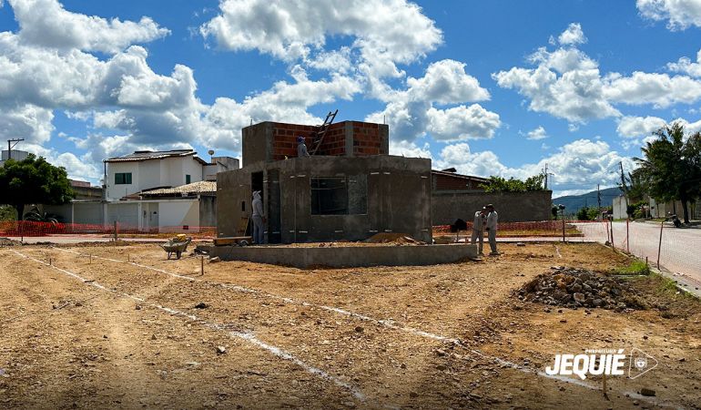 Prefeitura de Jequié segue com obras de construção da primeira praça pública do bairro São Judas Tadeu